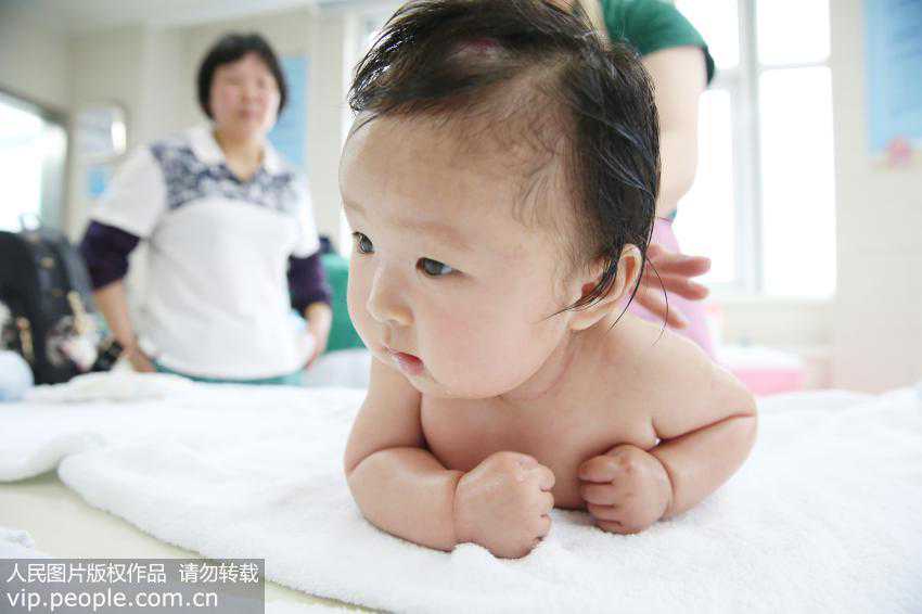 湖北首个阻断“苯丙酮尿症”遗传的试管婴儿健康满月