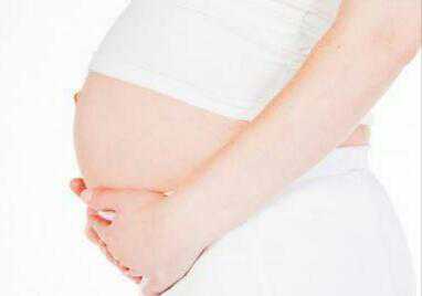 高龄产妇尝试试管婴儿，看着护士手上抱着的孩子，家人痛哭流涕！